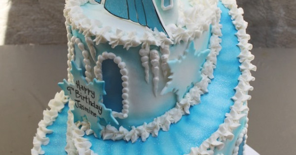 Frozen Castle Cake | Frozen birthday cake, Frozen castle cake, Castle cake